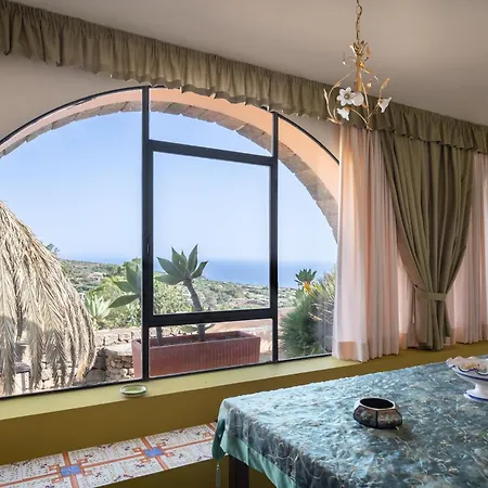 Villa Dammuso Blanco Scauri (Sicily)